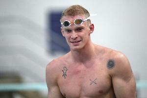 Ex-Freund von Miley Cyrus schwimmt bei Weltcup in Berlin