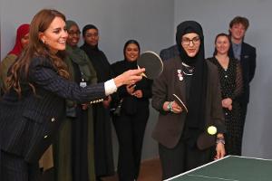Prinzessin Kate zockt im eleganten Nadelstreifenanzug Tischtennis