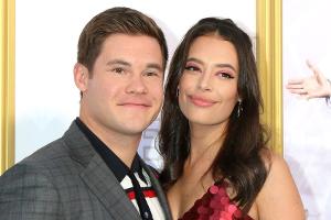 Süße Babybauch-Fotos: Adam DeVine und Chloe Bridges werden Eltern