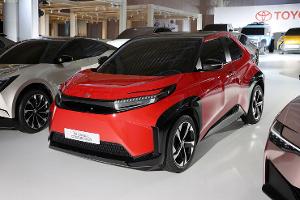 Elektro-Aygo X zusammen mit Suzuki