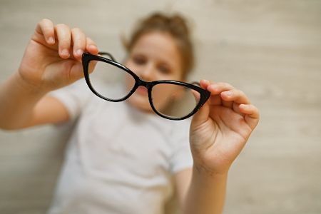 kind-mit-brille