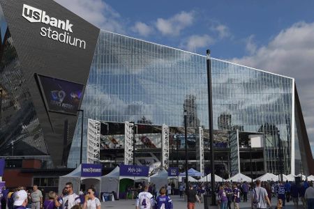 US Bank Stadium (Minnesota Vikings) - Die Heimstätte der Vikings wurde 2016 eingeweiht. Bei maximaler Auslastung finden bis zu 66.655 Besucher in der Arena Platz. Beim Super Bowl LII 2018 waren es 67.612 begeisterte Fans.