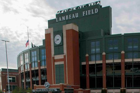 Lambeau Field (Green Bay Packers) - Mit Temperaturen bis minus 23°C wird es in Wisconsin schon mal frostig. Im altehrwürdigen Lambeau Field heizen die Packers den 81.441 'Cheeseheads' aber bei jedem Heimspiel ein.