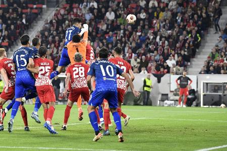 Torwart-Patzer brockt Freiburg erste Europacup-Pleite ein Torwart-Patzer brockt Freiburg erste Europacup-Pleite ein