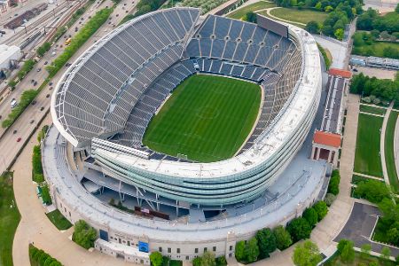 Soldier Field (Chicago Bears) - 2002 wurde die Kapazität des Stadions auf 61.500 mögliche Plätze erweitert. Bei vielen Fans kamen die Umbauten an dem bereits 1924 eingeweihten Denkmal für gefallene Soldaten jedoch nicht gut an, weil es dadurch angeblich den ursprünglichen Charme verlor.