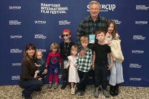 Alec Baldwin mit sieben Kindern auf dem roten Teppich - inklusive Baby
