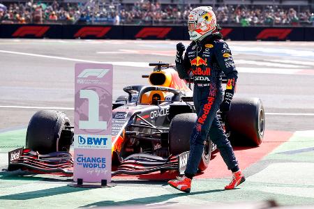 Auf Augenhöhe mit dem Rekord-Weltmeister - In der Saison 2021 schafft es Red Bull endlich, die Lücke zu Mercedes zu schließen. Und plötzlich fährt Verstappen mit Lewis Hamilton nicht nur auf Augenhöhe, sondern ist in vielen Rennen auch noch der schnellere Mann. Bis zum Saisonende liefern sich die beiden Konkurrenten einen dramatischen Kampf um den WM-Titel ....