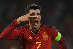 Spanien verdirbt Schottland den Matchball - Unruhe in Italien