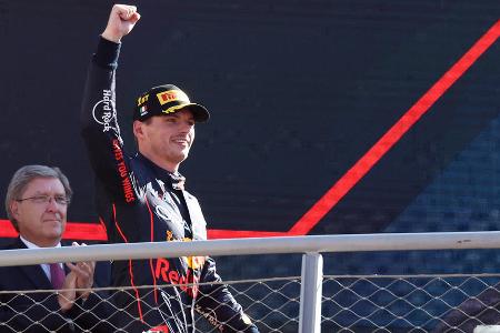 Mit Machtdemonstration zur Titelverteidigung - Die Saison 2022 ist eine reine Machtdemonstration des Niederländers. Verstappen lässt Ferrari-Pilot Charles Leclerc sowie seinem eigenen Teamkollegen Sergio Pérez nicht den Hauch einer Chance und liegt schon zur Jahresmitte mit Riesenvorsprung vorne. In Japan feiert der Red-Bull-Pilot schließlich die Titelverteidigung. Verstappen ist in der Formel 1 das Maß aller Dinge.