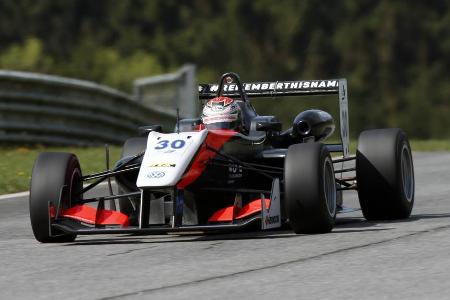 Erster Formel-1-Rekord als Formel-3-Fahrer - In seiner einzigen F3-Saison holt Max zehn Siege, wird in der Endabrechnung hinter Esteban Ocon und Tom Blomqvist Dritter. Red Bull weiß da schon lange, was für ein Ausnahmetalent der Youngster ist. Der Formel-1-Rennstall setzt den Niederländer im Training zum GP von Japan in den Toro Rosso und macht ihn so im Alter von 17 Jahren und drei Tagen zum jüngsten F1-Fahrer aller Zeiten.