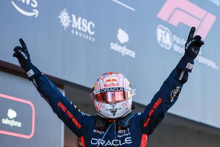 Der Hattrick - Die Formel-1-Saison 2023 wird von Verstappen derart dominiert, dass er schon sechs Rennen vor dem Ende den Titel-Hattrick feiern darf. Einen Konkurrenten hat der Niederländer nicht, was unter anderem zu zehn Siegen in Serie führt - Rekord! Unter seiner Dominanz leidet die Spannung. Nicht sein Problem. Er feiert einfach weiter!