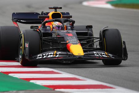 Eine Ehe fürs (Motorsport-)Leben? - Noch vor dem ersten Rennen als amtierender Weltmeister gaben Max Verstappen und Red Bull offiziell bekannt, ihre Zusammenarbeit bis mindestens 2028 auszudehnen. Derart langfristige Verträge sind in der Formel 1 sehr ungewöhnlich und beweisen die Wertschätzung, die Red Bull für seinen Top-Fahrer hegt. Verstappen soll geschätzte 50 Millionen Euro pro Jahr verdienen.