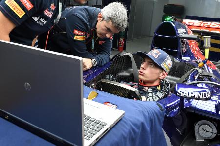 Aufstieg in die Königsklasse - 2015 folgt die Beförderung in die Königsklasse. Verstappen wird bei Toro Rosso zum Stammpiloten und bricht sämtliche Altersrekorde der Formel 1. Im ersten Rennen in Australien fällt er noch aus, doch schon in seinem zweiten Formel-1-Grand-Prix rast er als Siebter in die Punkte.