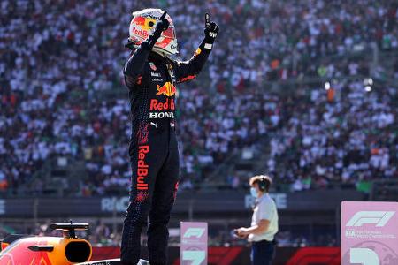 Max Verstappen: Eine Karriere auf der Überholspur - Als kleiner Junge betritt Max Verstappen im Jahr 2005 die Rennsport-Welt. Stück für Stück arbeitet er sich nach oben, wird immer schneller und schneller und schließlich zum besten Formel-1-Fahrer seiner Generation. Dabei lief in seiner Karriere nicht immer alles glatt. Die Laufbahn des alten und neuen Weltmeisters in Bildern: