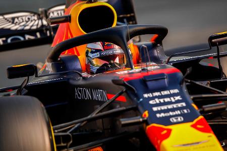 Der Weg wird kürzer - Ganz ähnlich sieht es für Verstappen im Jahr 2019 aus. Auch hier spielt er 'nur' die dritte Geige. Aber: Die Ferraris lässt der Niederländer in jener Saison stehen, jetzt sind nur noch die beiden Mercedes in der WM-Wertung vor ihm. Der Weg zum WM-Titel wird immer kürzer.