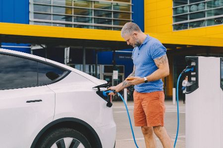 So einfach bedienen Sie eine Ladestation fürs E-Auto So einfach bedienen Sie eine Ladestation fürs E-Auto