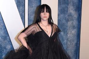 Billie Eilish überrascht mit riesigem Rückentattoo