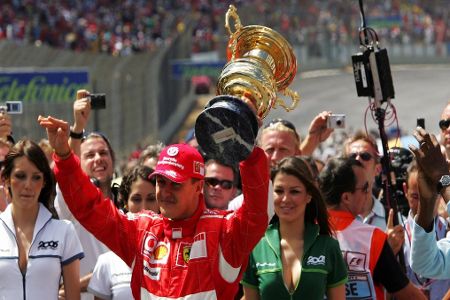 So ging Schumis letztes Rennen für Ferrari aus - Am 22. Oktober 2006 endete die sensationelle Erfolgs-Ära von Michael Schumacher bei Ferrari. Beim Großen Preis von Brasilien in Sao Paulo gab der Kerpener seine Abschiedsvorstellung für die Scuderia in der Formel 1. Zum Sieg reichte es für Schumi nicht ganz, dafür verabschiedete er sich immerhin noch mal mit einem Top-Resultat. Der Zieleinlauf der Top 10 (plus die deutschen Fahrer) von damals zum Durchklicken:
