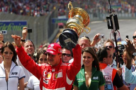 So ging Schumis letztes Rennen für Ferrari aus - Am 22. Oktober 2006 endete die sensationelle Erfolgs-Ära von Michael Schumacher bei Ferrari. Beim Großen Preis von Brasilien in Sao Paulo gab der Kerpener seine Abschiedsvorstellung für die Scuderia in der Formel 1. Zum Sieg reichte es für Schumi nicht ganz, dafür verabschiedete er sich immerhin noch mal mit einem Top-Resultat. Der Zieleinlauf der Top 10 (plus die deutschen Fahrer) von damals zum Durchklicken: So ging Schumis letztes Rennen für Ferrari aus - Am 22. Oktober 2006 endete die sensationelle Erfolgs-Ära von Michael Schumacher bei Ferrari. Beim Großen Preis von Brasilien in Sao Paulo gab der Kerpener seine Abschiedsvorstellung für die Scuderia in der Formel 1. Zum Sieg reichte es für Schumi nicht ganz, dafür verabschiedete er sich immerhin noch mal mit einem Top-Resultat. Der Zieleinlauf der Top 10 (plus die deutschen Fahrer) von damals zum Durchklicken: