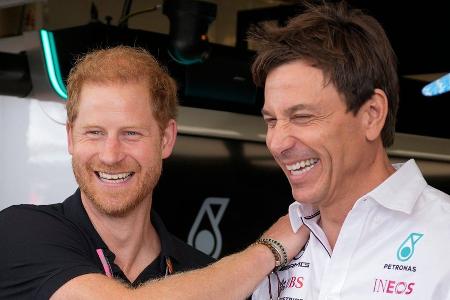 Männerwochenende! Prinz Harry besucht Grand Prix der USA in Texas Männerwochenende! Prinz Harry besucht Grand Prix der USA in Texas
