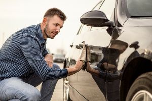 So arbeiten Sie mit einem Kratzerentferner für Autolack