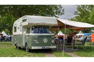 Besonderer Bulli mit Camperaufbau