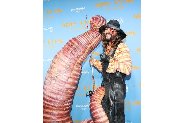 Nach zwei Jahren Pandemie-Pause drehte Heidi Klum 2022 so richtig auf: Sie erschien zu ihrer traditionellen Halloween-Party in New York als gigantischer Wurm an der Angel ihres Gatten Tom Kaulitz, der auch noch gleich... Nach zwei Jahren Pandemie-Pause drehte Heidi Klum 2022 so richtig auf: Sie erschien zu ihrer traditionellen Halloween-Party in New York als gigantischer Wurm an der Angel ihres Gatten Tom Kaulitz, der auch noch gleich...