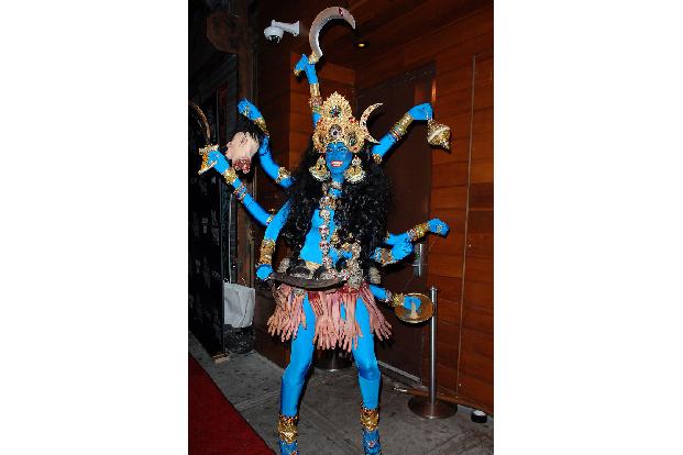 ...sich 2008 von Hindu-Göttin Kali inspirieren ließ - das nahmen ihr einige gläubige Hindus allerdings übel. Doch nicht nur Heidi Klum selbst war im Laufe der Jahre ein echter Hingucker, auch ihre Gäste gaben sich alle Mühe...