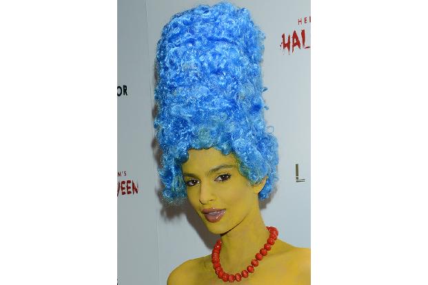 ...Model Emily Ratajkowski, die sich 2015 in Marge Simpson verwandelte, während...