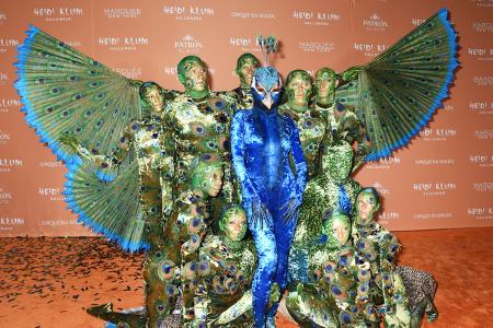 Heidi Klum hat es wieder einmal geschafft: Ihr spektakuläres Halloween-Outfit füllt am Tag nach dem Gruselfest die Titelseiten. Zum 22. Mal hatte das Supermodel in New York zur großen Kostüm-Sause geladen...