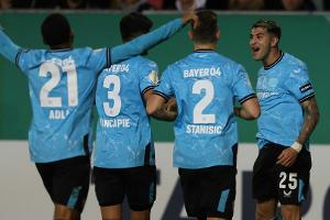 Drei späte Tore retten Bayers Serie