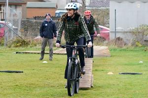 Kate und William: Sportliche Runde durch den Mountainbike-Parcours