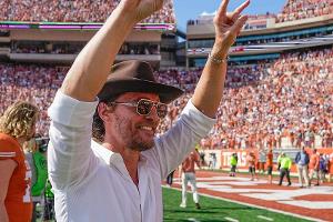 Matthew McConaughey begeistert bei Footballspiel die Massen