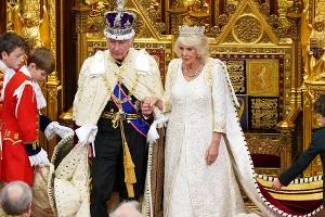 König Charles eröffnet Parlament - Camilla überrascht mit ihrem Outfit
