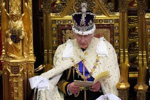 Pomp und Qualm: König Charles kündigt Anti-Tabak-Kurs an