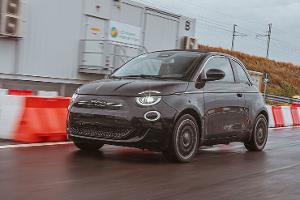 So lädt der Fiat 500e ohne Kabel – beim Fahren