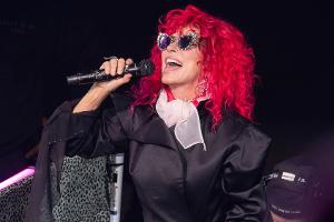 Shania Twains Tour-Bus überschlägt sich auf Highway - 13 Verletzte