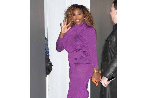 Dort hatte Serena Williams den begehrten Preis als Fashion Icon Award erhalten - der war ihr von Kim Kardashian überreicht worden. Klar, dass sie am nächsten Abend im neuen Flagship Store vorbeischaute.