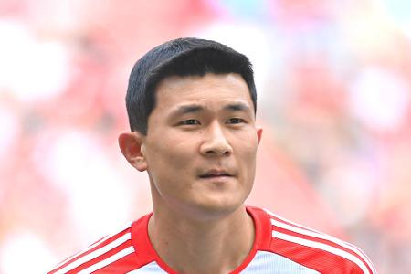 Min-jae Kim - Note: 4,0 - Der Südkoreaner legte eine deutlich bessere Spieleröffnung an den Tag als Nebenmann Upamecano. Was auch nur halbwegs über seine Seite gefährlich in Richtung Bayern-Tor kam, räumte er souverän ab. So ein katastrophaler Fehlpass wie vor dem 2:2 darf ihm aber nie und nimmer passieren. Das war mehr als fahrlässig und wirft einen dunklen Schatten auf seine Leistung.