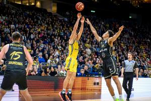 Basketball: Berlin hält an der Spitze mit Ulm Schritt