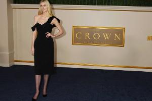 "The Crown"-Premiere: Elizabeth Debicki zeigt sich im Diana-Look
