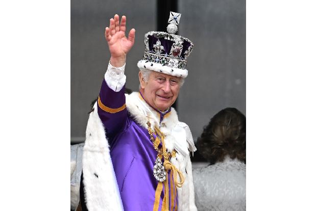Tatsächlich brach Charles den Altersrekord für britische Kings und Queens, als sein Haupt am 6. Mai 2023 in einer pompösen Zeremonie offiziell gekrönt wurde (König wurde er bereits mit dem Tod von Que ...