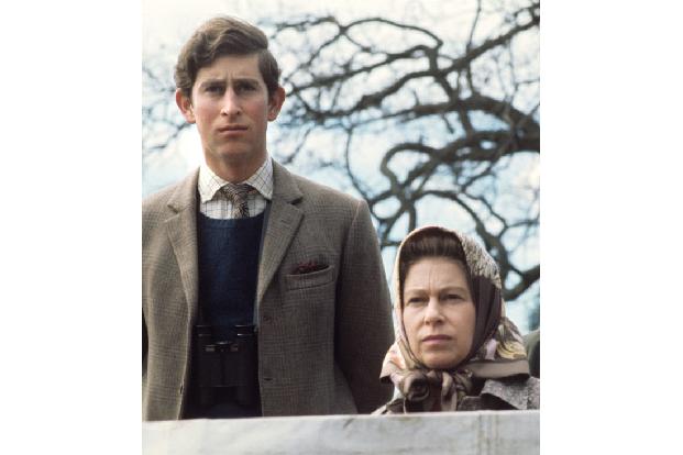 Er war übrigens der erste Royal, der einen Universitätsabschluss in der Tasche hatte: 1971 machte er an der Uni Cambridge seinen Bachelor in Geschichte, sein Masters folgte vier Jahre später.