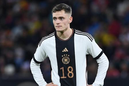 Florian Wirtz (bis 72.) - Note: 3,0 - Fand selbst auf engstem Raum kreative Lösungen. Vor dem 2:2 zeigte er beim Tempodribbling über den ganzen Platz seine komplette Klasse. Hielt den Ball in aussichtsreichen Szenen aber manchmal zu lange.
