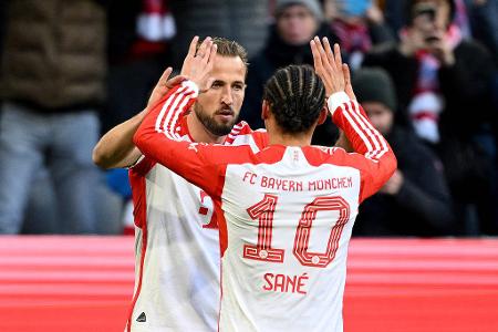 Der FC Bayern schlägt den 1. FC Heidenheim: Noten und Einzelkritik - Nur mit viel Mühe hat sich der FC Bayern München am Samstag gegen den 1. FC Heidenheim behauptet. Bei seinem 4:2 (2:0)-Heimsieg ließ der Rekordmeister den Aufsteiger kurzzeitig auf 2:2 herankommen. Für Münchens Zittererfolg zeichneten sich am Ende neben Harry Kane und Leroy Sané auch zwei Joker verantwortlich. Hier kommen die Noten und Einzelkritiken zum Spiel: Der FC Bayern schlägt den 1. FC Heidenheim: Noten und Einzelkritik - Nur mit viel Mühe hat sich der FC Bayern München am Samstag gegen den 1. FC Heidenheim behauptet. Bei seinem 4:2 (2:0)-Heimsieg ließ der Rekordmeister den Aufsteiger kurzzeitig auf 2:2 herankommen. Für Münchens Zittererfolg zeichneten sich am Ende neben Harry Kane und Leroy Sané auch zwei Joker verantwortlich. Hier kommen die Noten und Einzelkritiken zum Spiel: