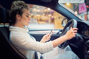 Handy beim Autofahren: Das ist erlaubt und verboten