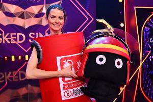 "The Masked Singer": Model Eva Padberg steckte unter dem Feuerlöscher