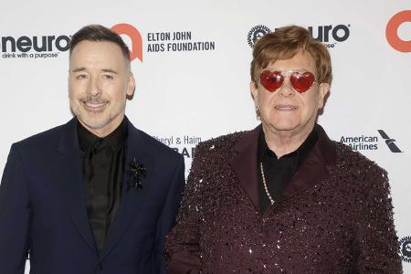 Es wäre ein interessantes Experiment, das Internet einfach mal für fünf Jahre abzuschalten, findet Elton John, der es ohnehin nicht braucht: Seine Ehemann David Furnish bedient für ihn Instagram, um Twitter kümmern sich seine PR-Leute.