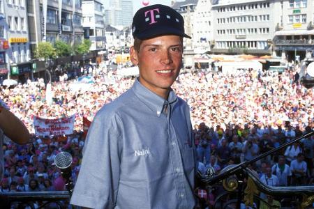 Superstar auf zwei Rädern - Dass Ullrich wie viele andere Radsportler seiner Zeit ein Betrüger ist, ahnt in den neunziger Jahren niemand. Der erste (und bislang einzige) deutsche Tour-Sieger ist in der Heimat ein absoluter Superstar, zeitweise sogar der wohl populärste Einzelsportler überhaupt.