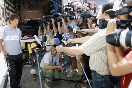 Tour-Ausschluss und Karriere-Ende - Wenige Tage vor der Tour de France 2006 gerät Ullrich verstärkt in die Doping-Schlagzeilen. Von der Großen Schleife wird er ausgeschlossen. Anfang 2007 beendet er seine aktive Radsport-Karriere.